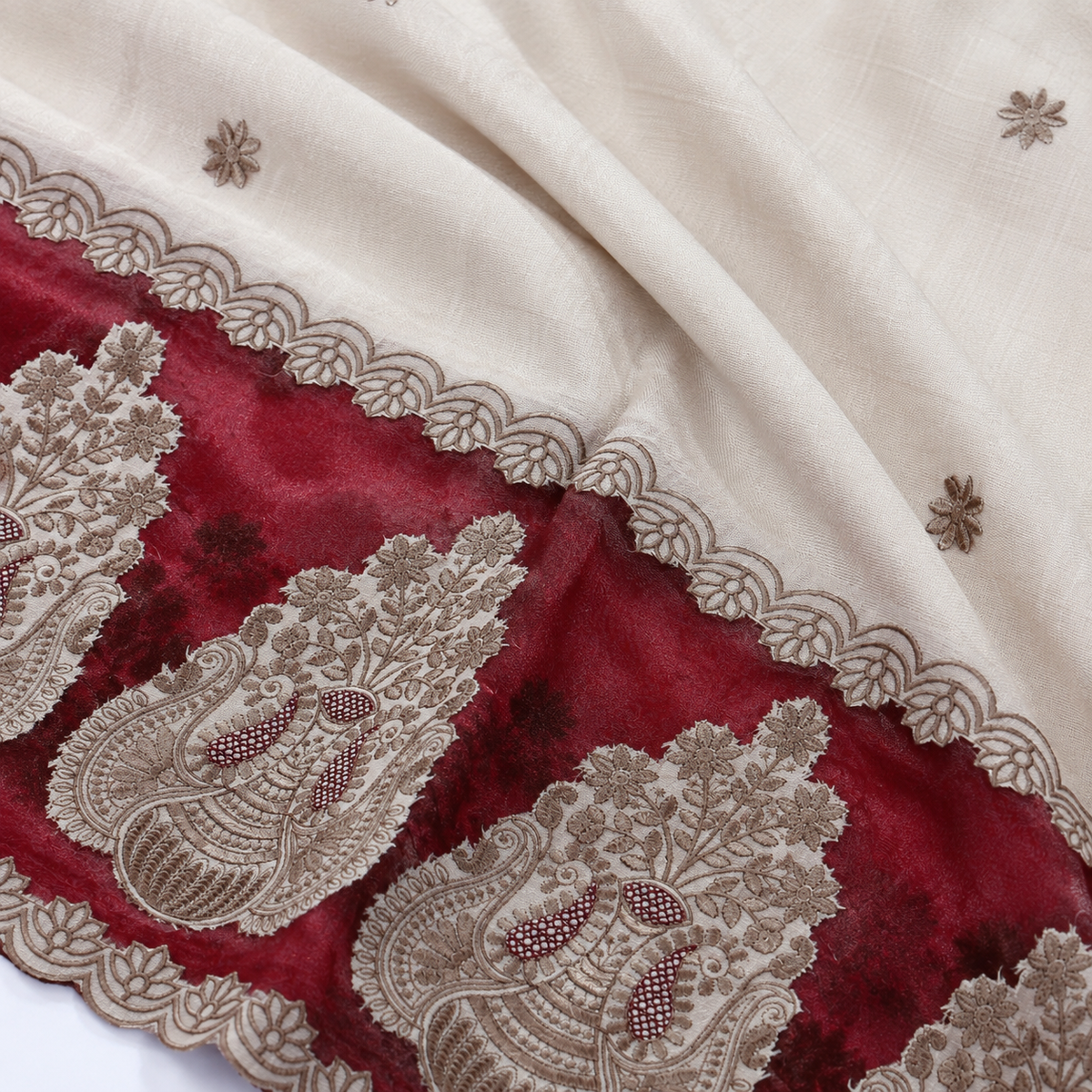Border Ka Kaam Qareeb Se — Ivory Mein Cutwork Paisley Detail