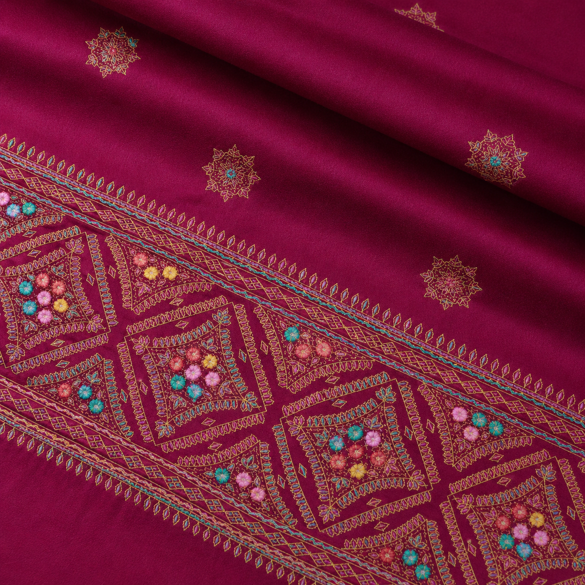 Border Ka Kaam Qareeb Se — Fuchsia Mein Mirror-Work Detail