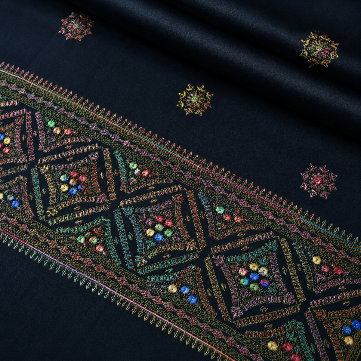 Border Ka Kaam Qareeb Se — Fuchsia Mein Mirror-Work Detail
