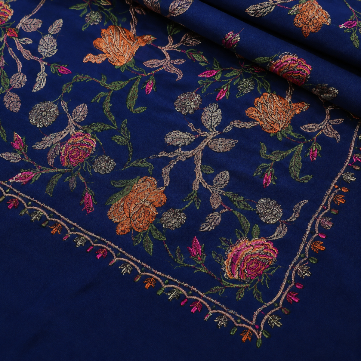 Embroidery Ka Kaam Qareeb Se — Navy Mein Floral Jaal Detail