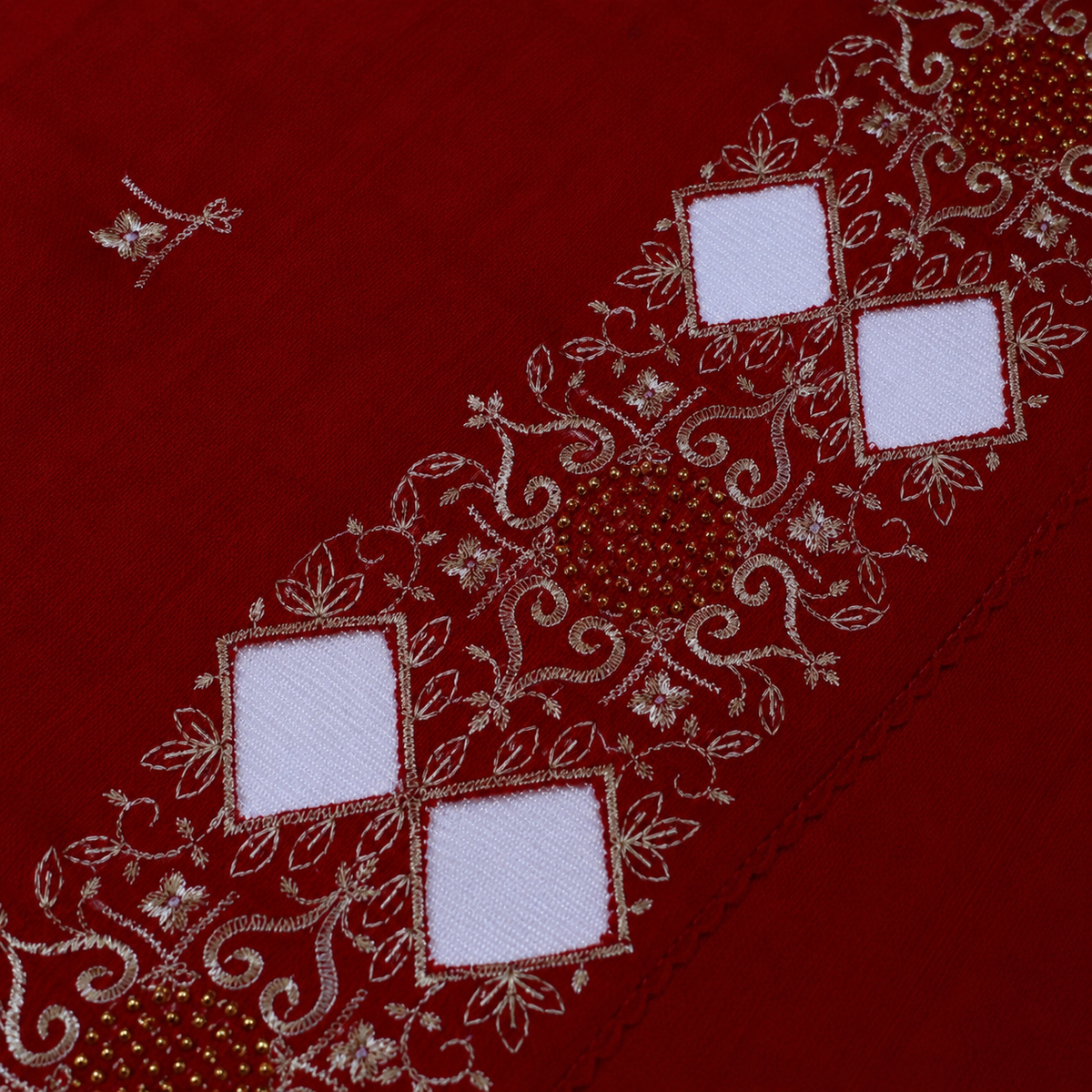 Border Ka Kaam Qareeb Se — Deep-Red Mein Cutwork Detail